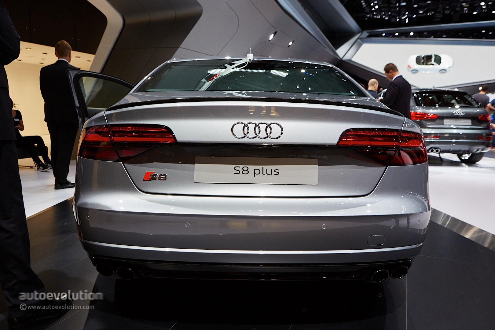 audi-s8-plus-shows-discreet-carbon-accents-hides-605-hp-in-frankfurt-live-photos_2