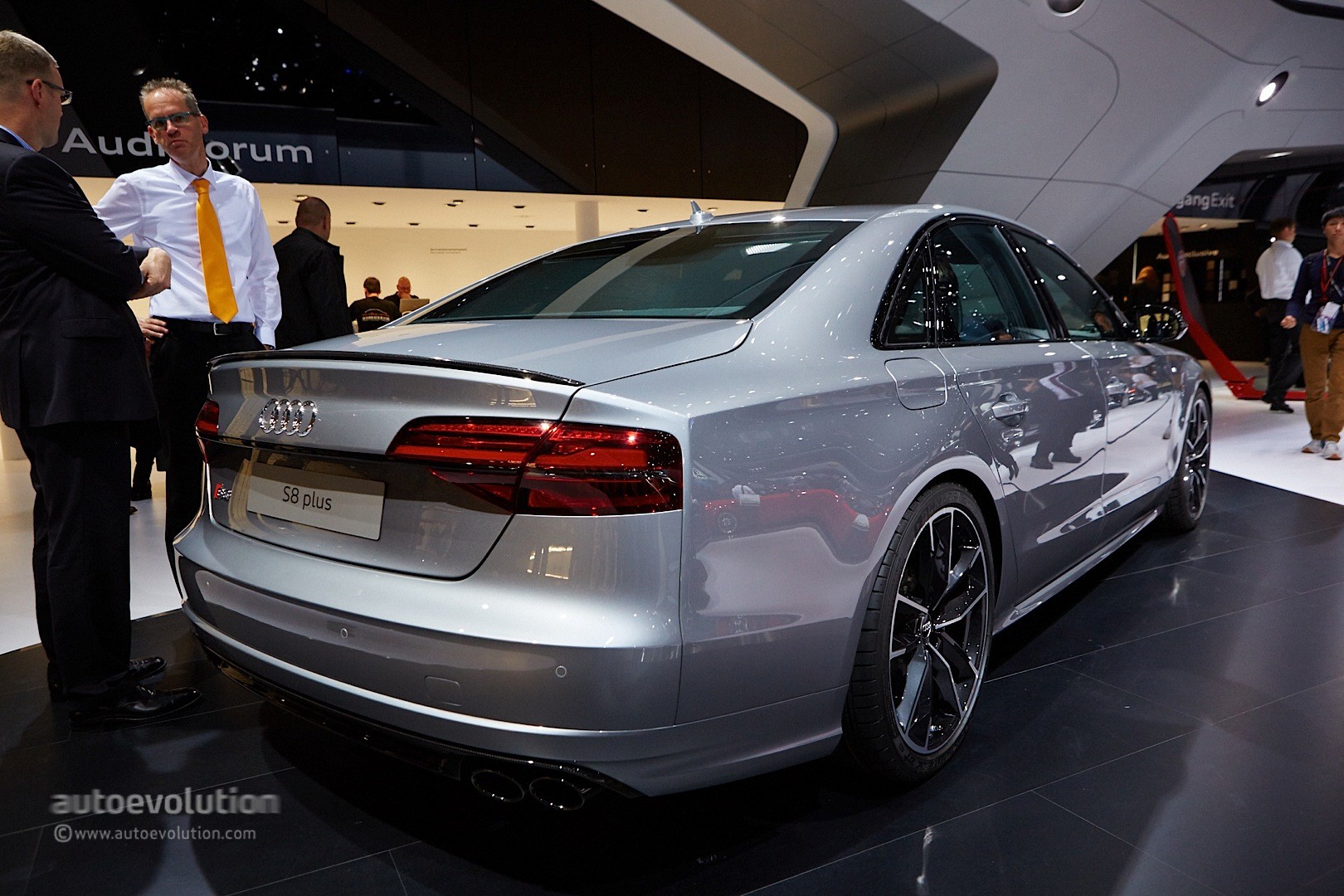 audi-s8-plus-shows-discreet-carbon-accents-hides-605-hp-in-frankfurt-live-photos_3