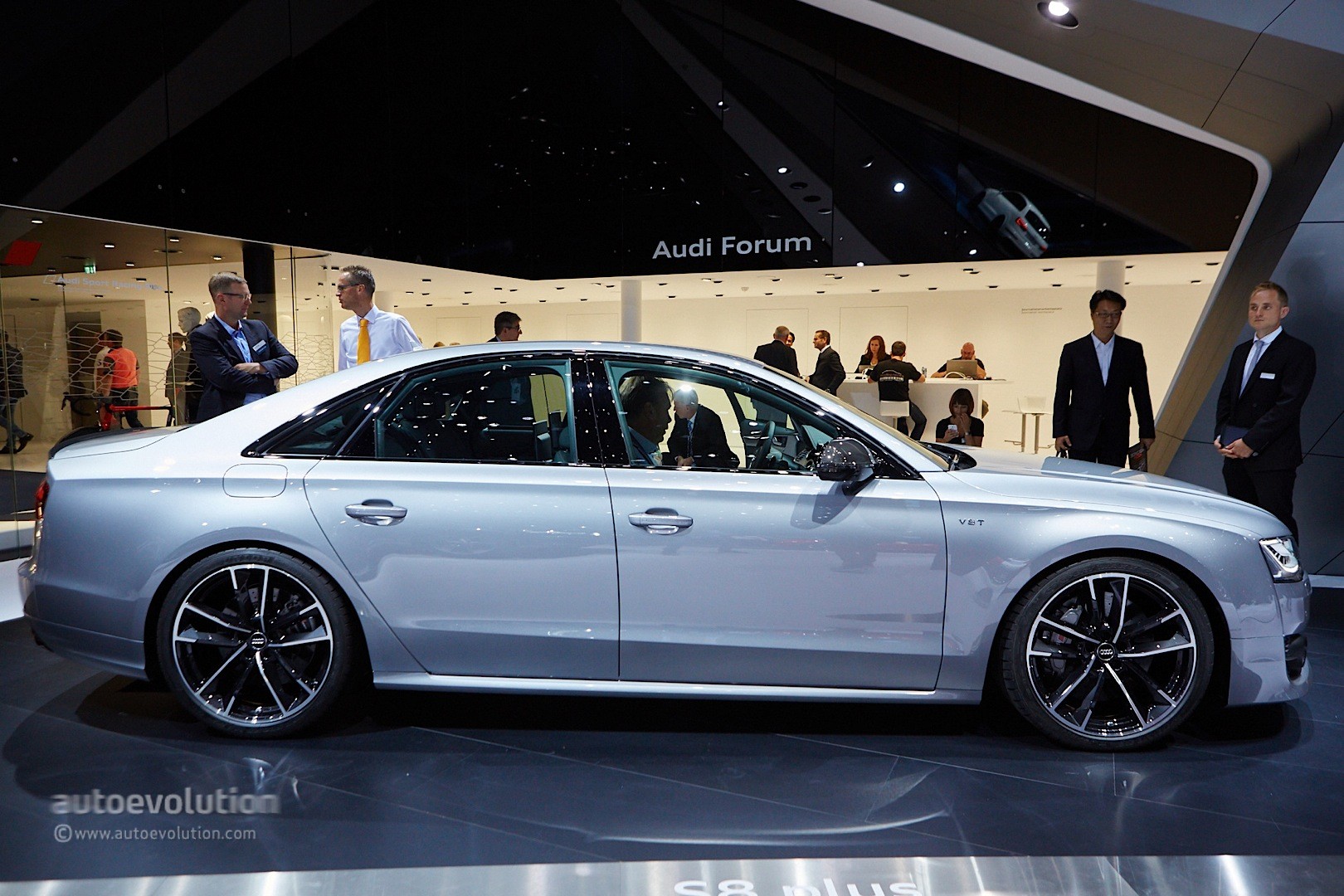 audi-s8-plus-shows-discreet-carbon-accents-hides-605-hp-in-frankfurt-live-photos_4