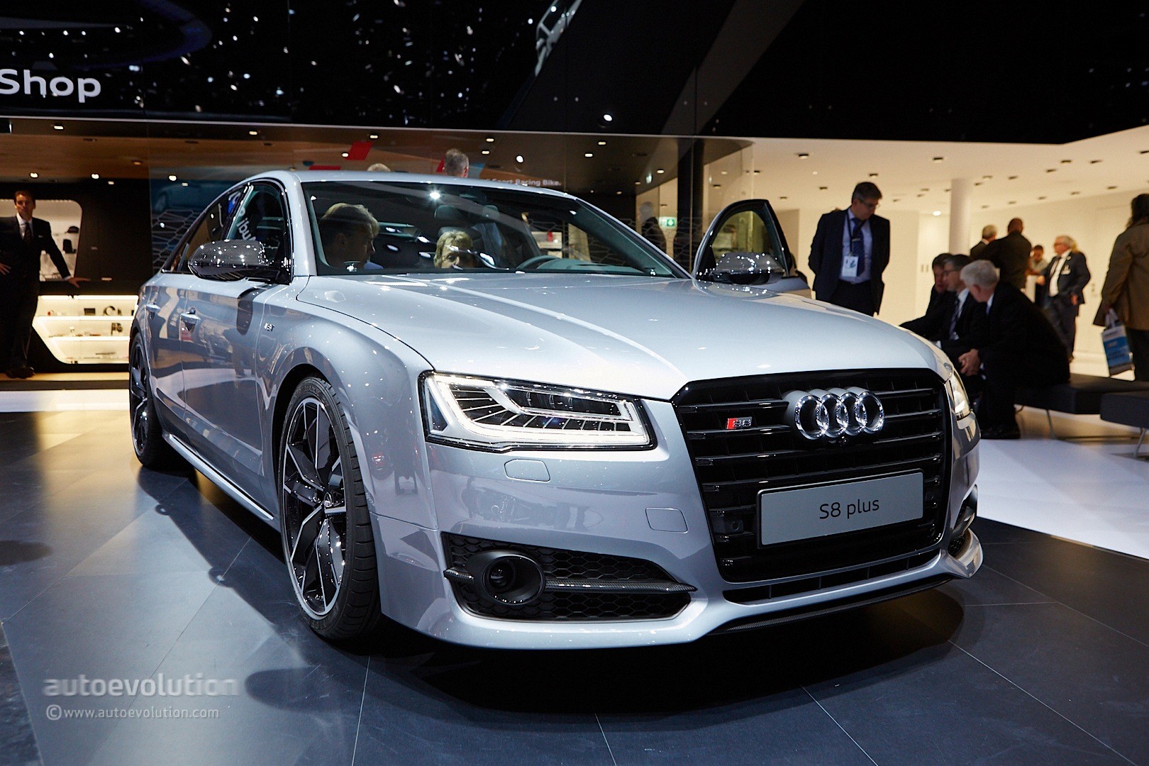 audi-s8-plus-shows-discreet-carbon-accents-hides-605-hp-in-frankfurt-live-photos_5