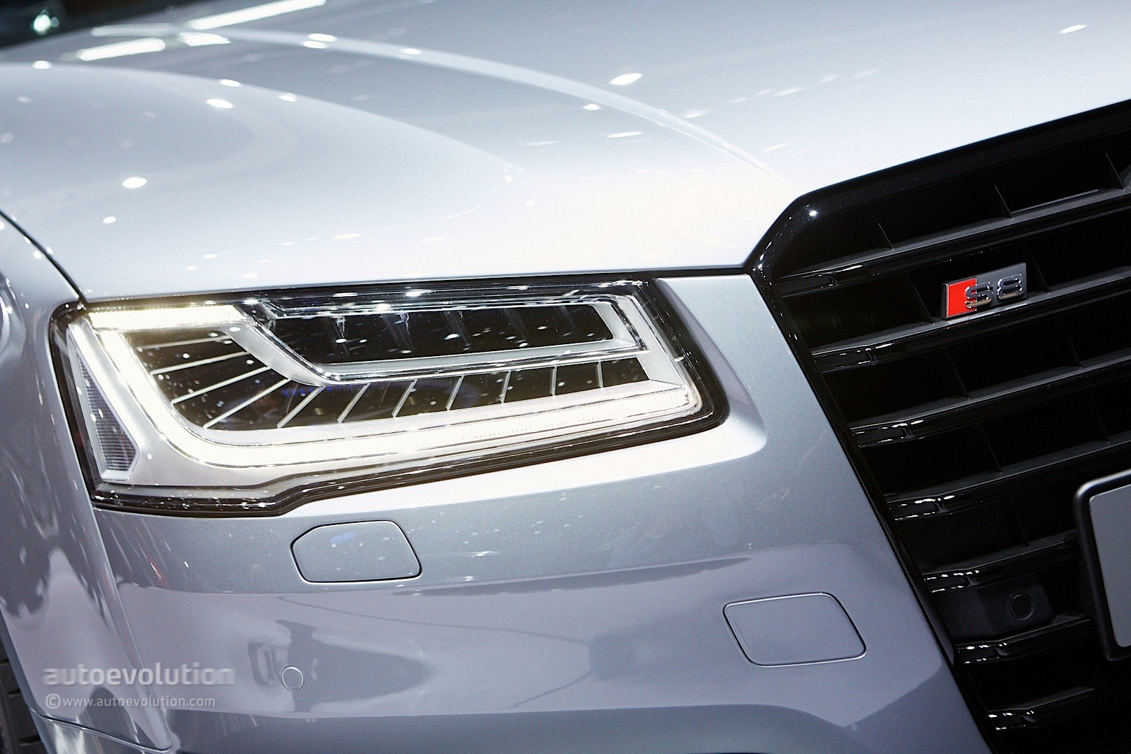 audi-s8-plus-shows-discreet-carbon-accents-hides-605-hp-in-frankfurt-live-photos_6