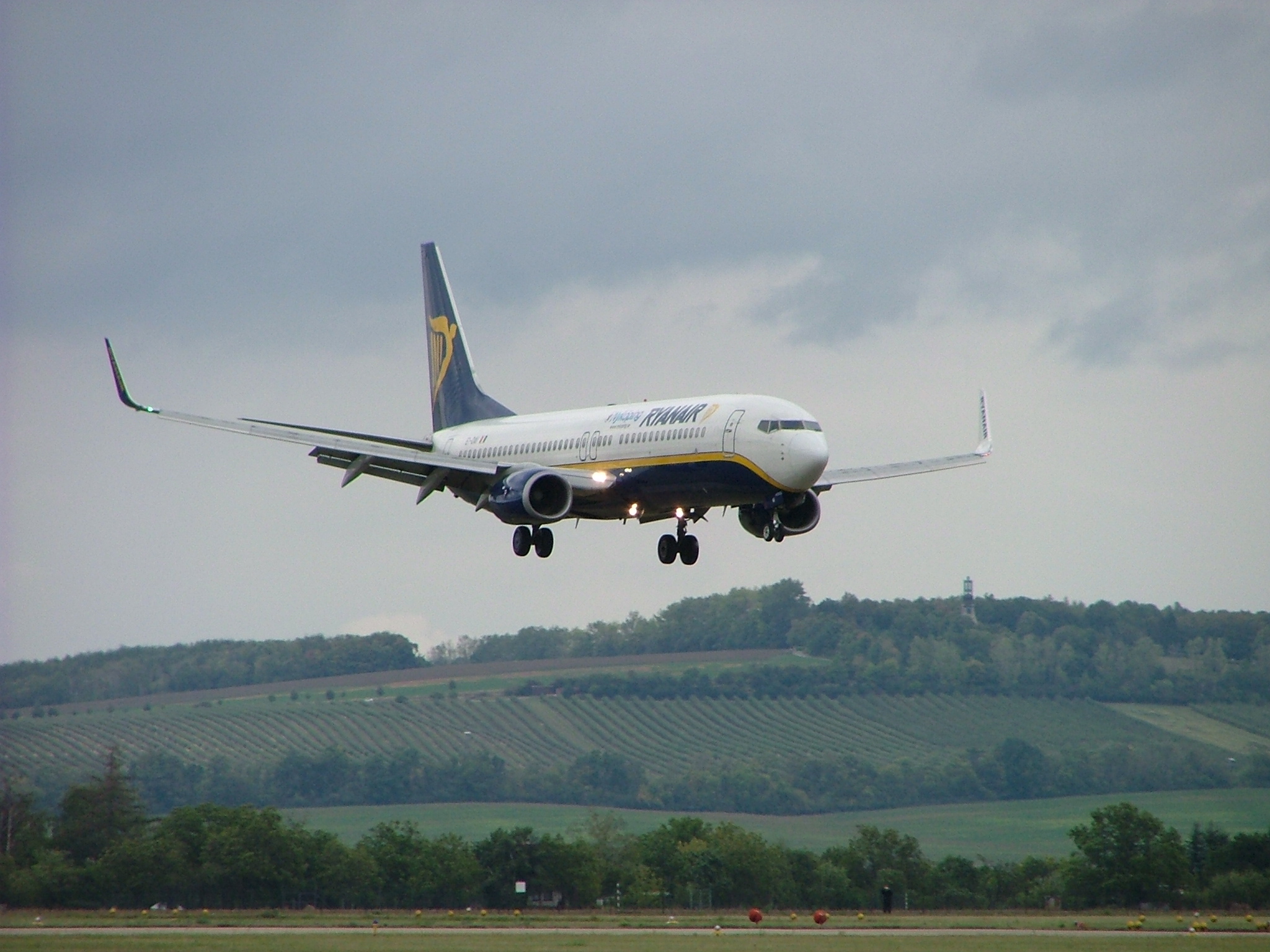 ryanair_boeing_737-800_approaching_brno-turany