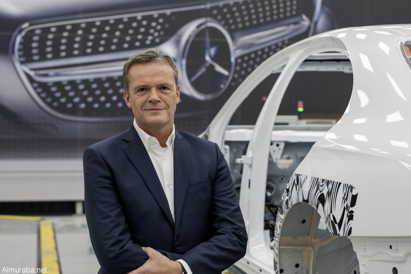 Markus Schäfer, Bereichsvorstand Mercedes-Benz Cars, Produktion und Supply Chain Management, Daimler AG, in der blitzsauberen Versuchsfabrik — Teil der TecFabrik in Sindelfingen Markus Schäfer, Member of the Divisional Board Mercedes-Benz Cars, Manufacturing and Supply Chain Management, Daimler AG, at the spotless test factory — part of the TecFactory in Sindelfingen