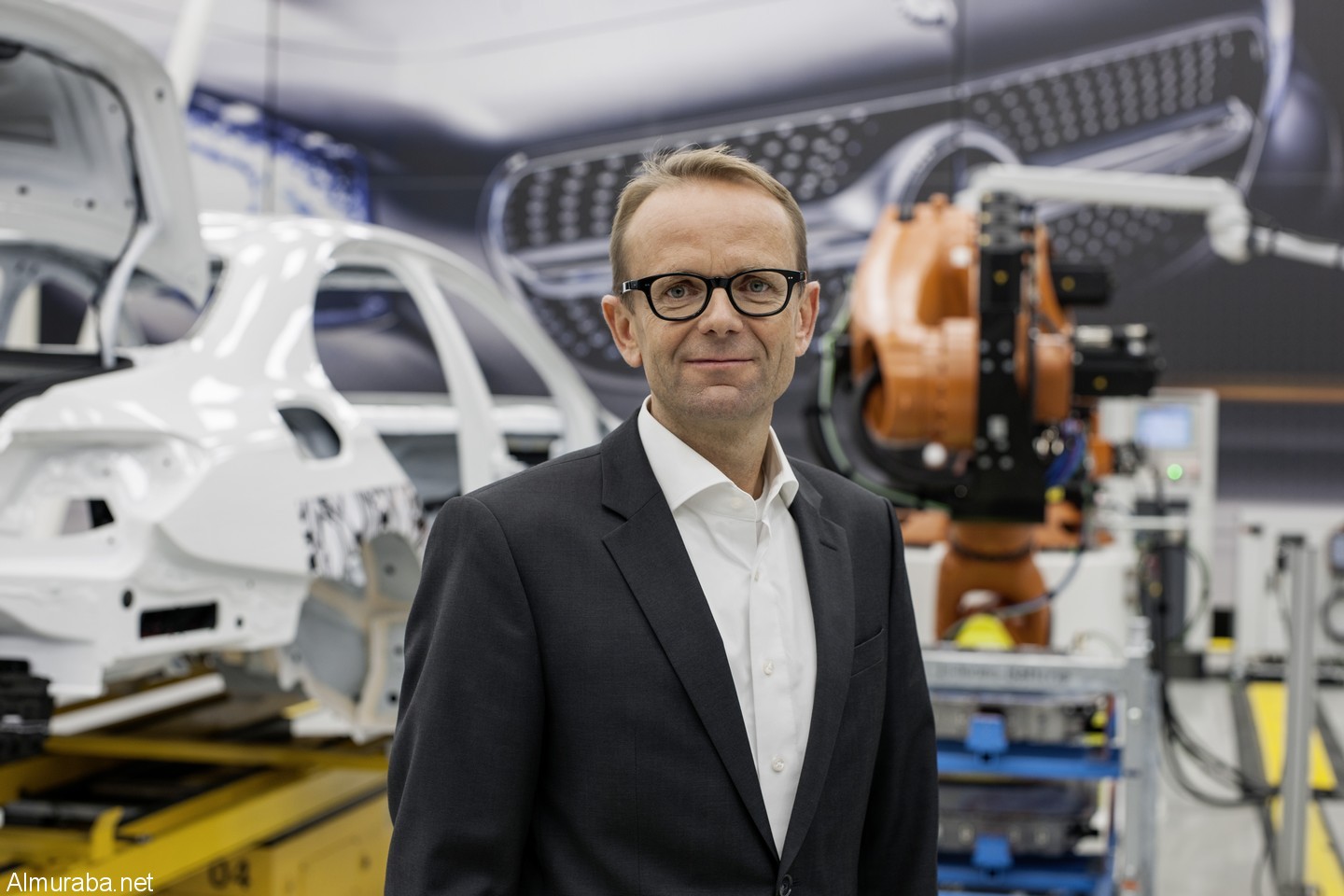 Andreas Friedrich, Leiter Technologiefabrik, Mercedes-Benz Cars, Daimler AG, in der blitzsauberen Versuchsfabrik — Teil der TecFabrik in Sindelfingen Andreas Friedrich, Head of the Technology Factory, Mercedes-Benz Cars, Daimler AG, at the spotless test factory — part of the TecFactory in Sindelfingen