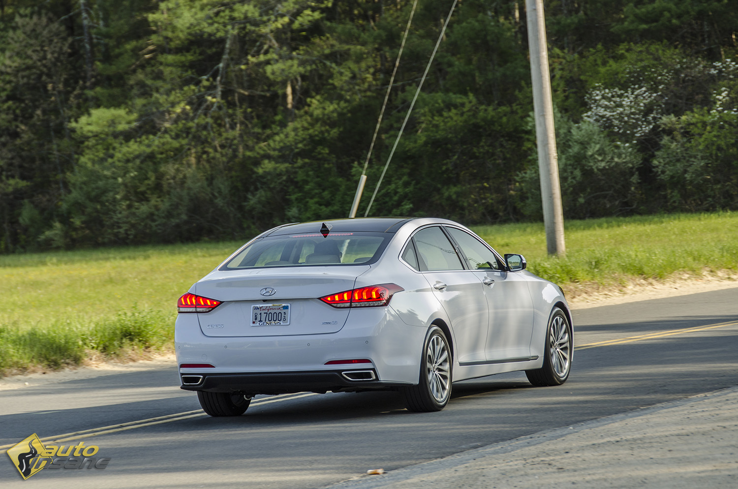 2015_Hyundai_Genesis_07