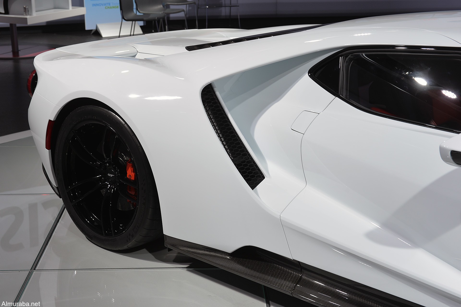 13-2017-ford-gt-white-detroit-1