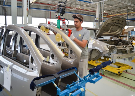 renault-builds-symbol-sedan-at-first-car-factory-in-algeria-video_2