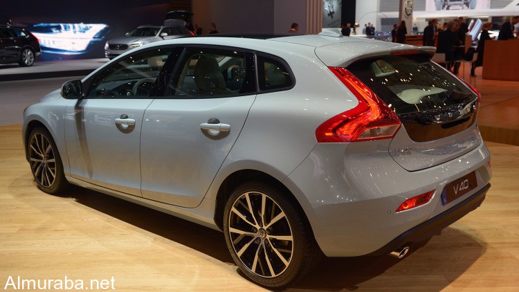 02-2017-volvo-v40-geneva-1