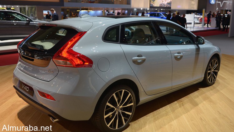 04-2017-volvo-v40-geneva-1