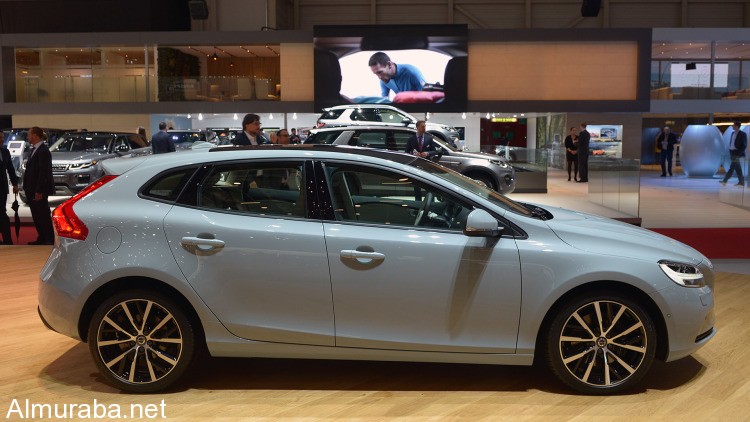 05-2017-volvo-v40-geneva-1