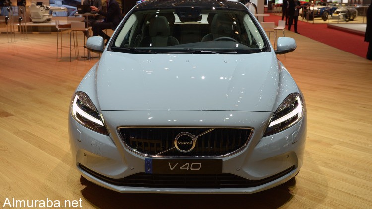 06-2017-volvo-v40-geneva-1