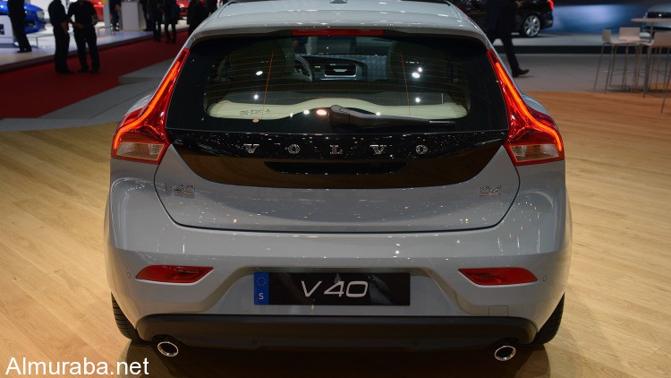 07-2017-volvo-v40-geneva-1