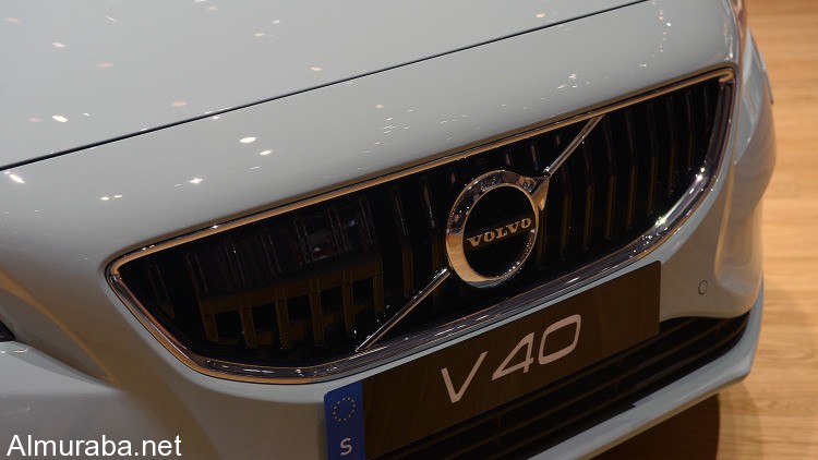 09-2017-volvo-v40-geneva-1