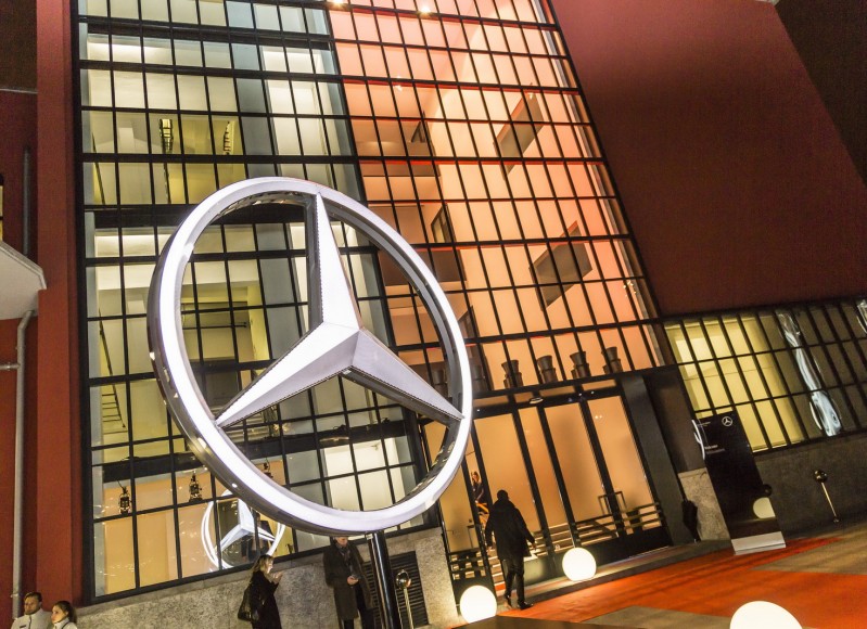 Im Rahmen der „Mercedes-Benz Night of Dream Cars“ setzte die Marke mit dem Stern erste Glanzlichter im Vorfeld des 86. Genfer Automobil-Salons. Am Vorabend der Messe debütierte das erste Cabriolet in der Geschichte der C-Klasse bei einer Doppel-Weltpremiere: Neben dem Serienmodell von Mercedes-Benz rollte auch das Performance-Modell Mercedes-AMG C 43 4MATIC Cabriolet ins Rampenlicht. The brand with the three-pointed star unveiled its first highlights ahead of the 86th Geneva International Motor Show at the “Mercedes-Benz Night of Dream Cars”. Making its debut on the eve of the show was the first cabriolet in the history of the C-Class, unveiled in a double world premiere. Rolling into the spotlight alongside the Mercedes-Benz production model was the performance model, the Mercedes-AMG C 43 4MATIC Cabriolet.