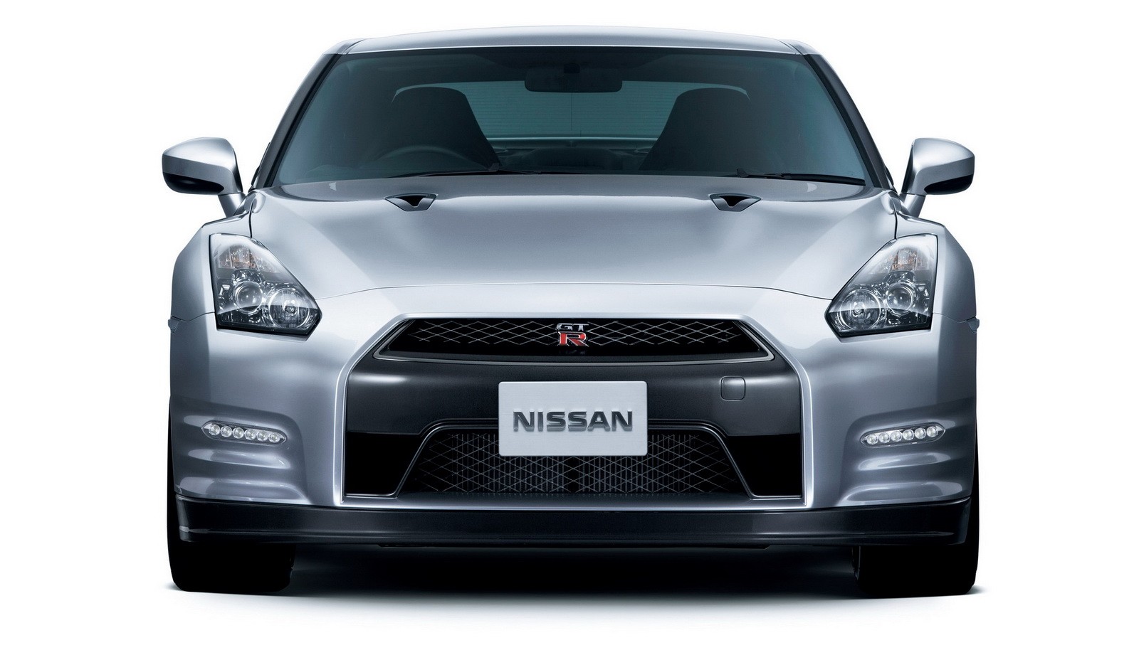 نظرة على التحديثات التي جرت على سيارة "نيسان" GT-R موديل 2017 مقارنة بموديلها 2016 السابق Nissan 10