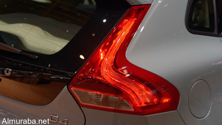 11-2017-volvo-v40-geneva-1