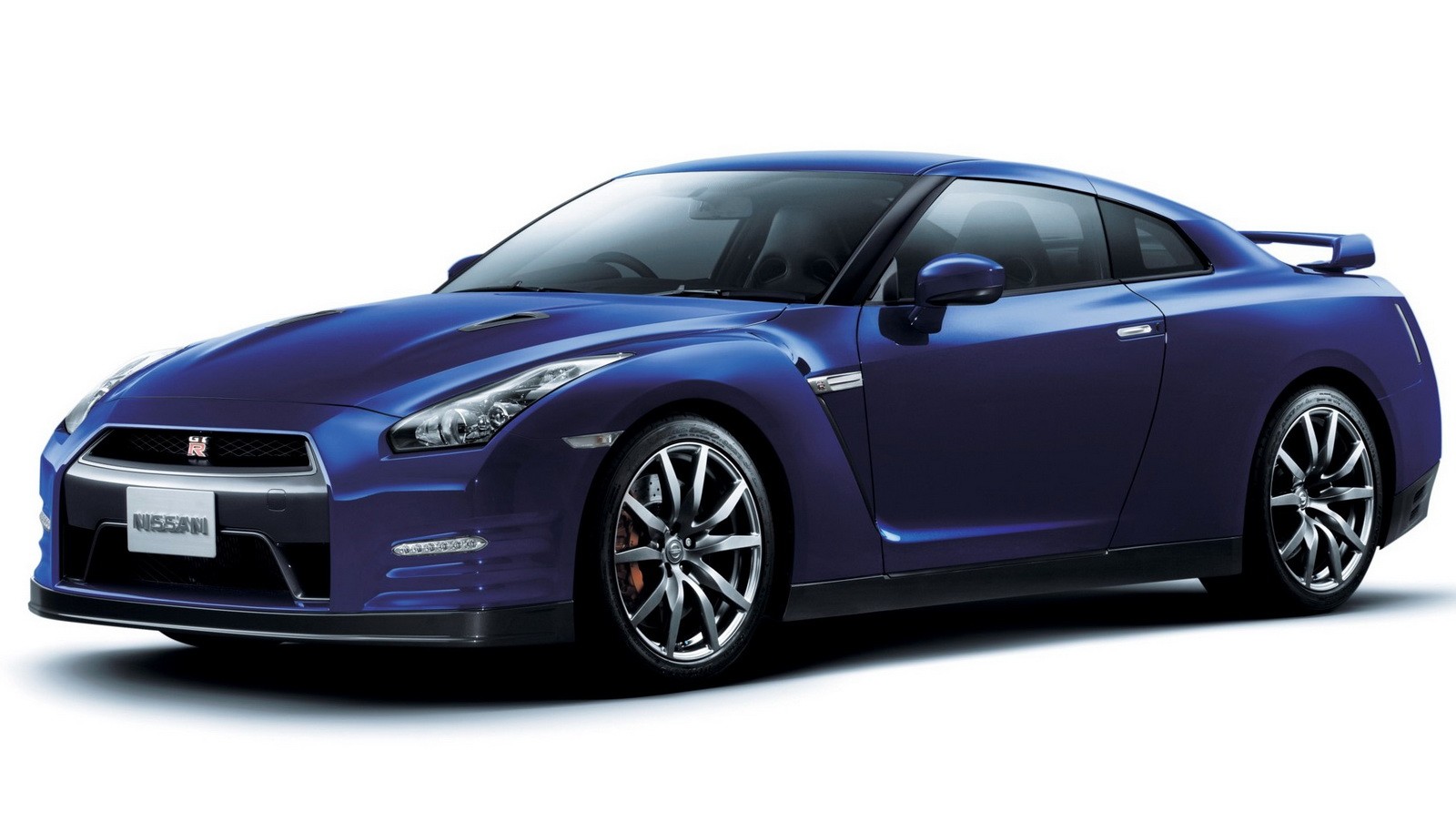 نظرة على التحديثات التي جرت على سيارة "نيسان" GT-R موديل 2017 مقارنة بموديلها 2016 السابق Nissan 2