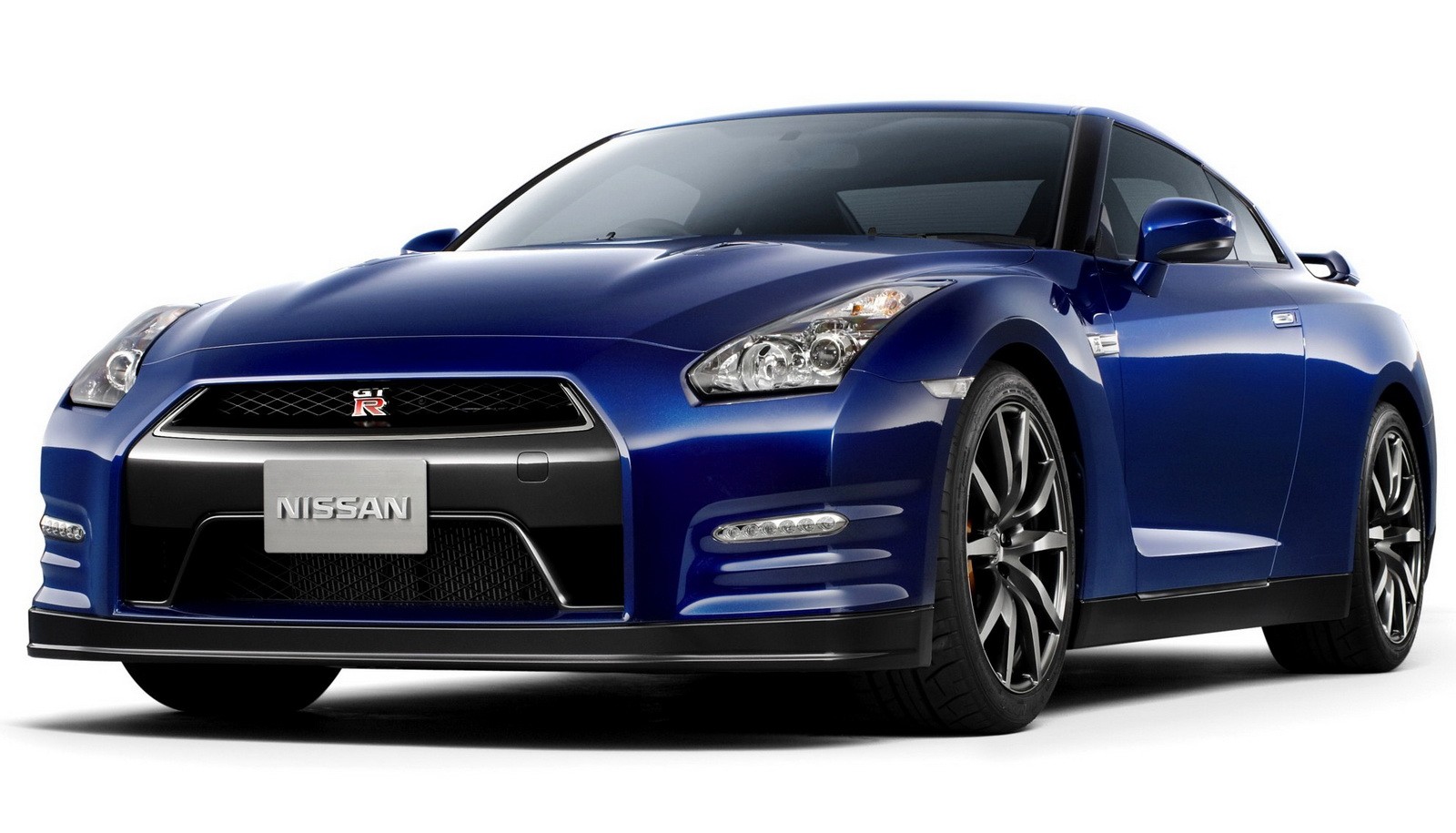 نظرة على التحديثات التي جرت على سيارة "نيسان" GT-R موديل 2017 مقارنة بموديلها 2016 السابق Nissan 4