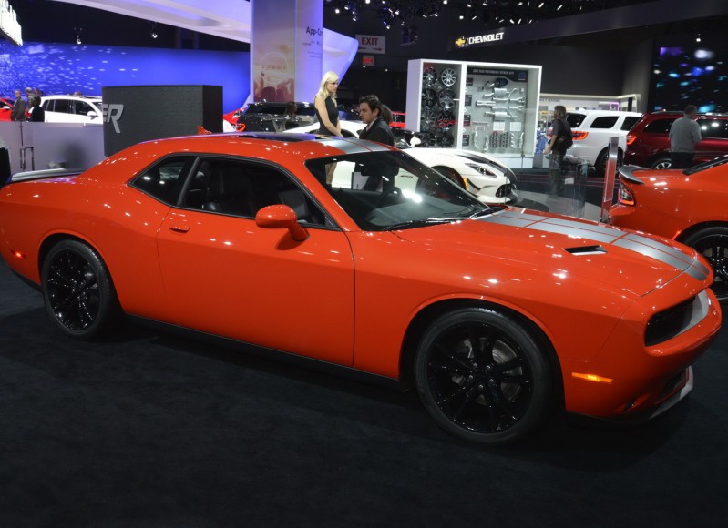 “دودج” تطلق سيارتيها تشارجر وتشالنجر بطلاء Go Mango الكلاسيكي بمعرض سيارات نيويورك الدولي Dodge 2016