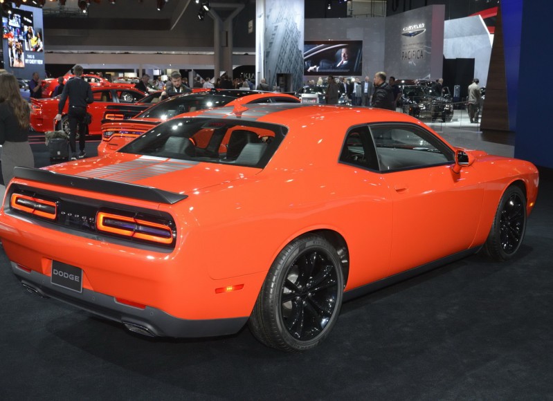 “دودج” تطلق سيارتيها تشارجر وتشالنجر بطلاء Go Mango الكلاسيكي بمعرض سيارات نيويورك الدولي Dodge 2016