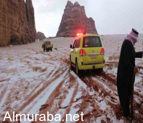 ”الباحة” سقوط الثلوج يتسبب في شلل مروري في العديد من الطرق الرئيسية