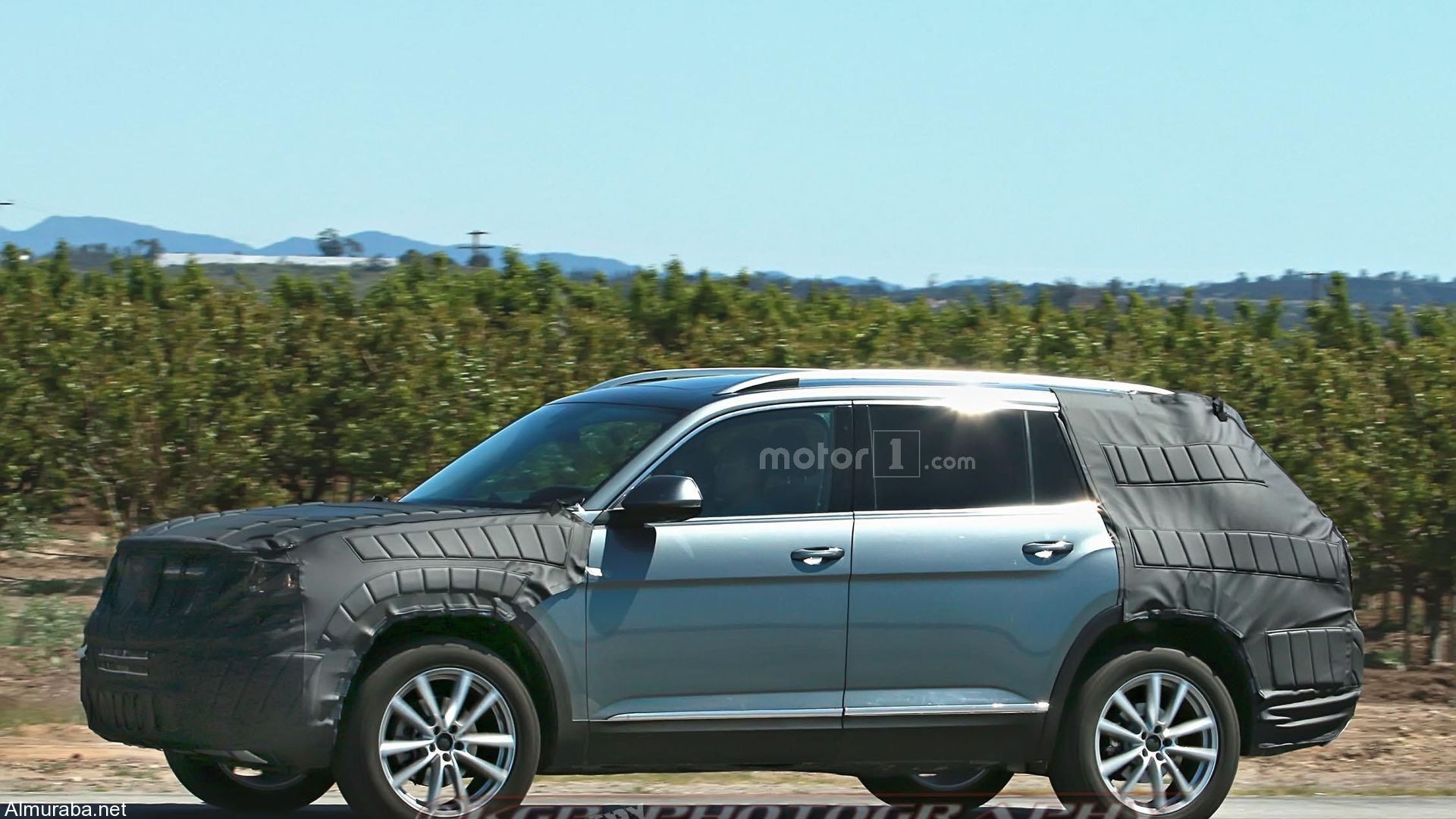 vw-three-row-suv-spy-photo (3)