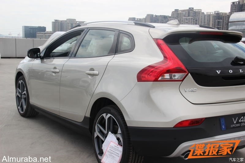 2016-Volvo-V40-Cross-Country-facelift-rear-three-quarter