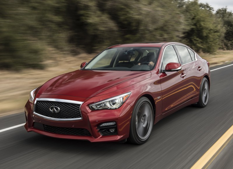 Infiniti Q50 models equipped with the 3.0-liter V6 twin-turbo 400 hp engine are designated as the Q50 Red Sport 400 and feature unique staggered 19-inch aluminum-alloy wheels and 245/40R19 front/265/35R19 rear summer performance run-flat tires, as well as unique exhaust tips. These changes help to assert the car’s performance credentials and add to its aggressive, confident aura.