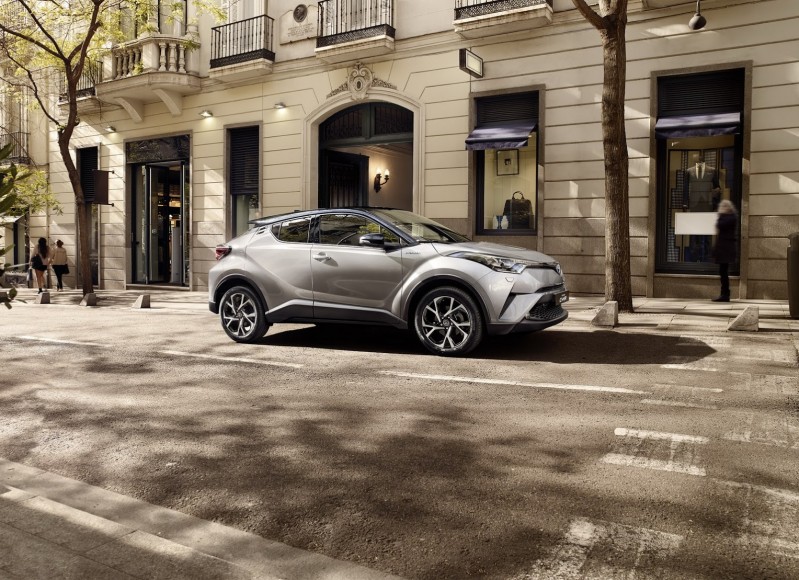 2017-Toyota-C-HR-17carscoops