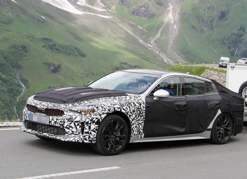 2017-kia-stinger-spy-photo (1)