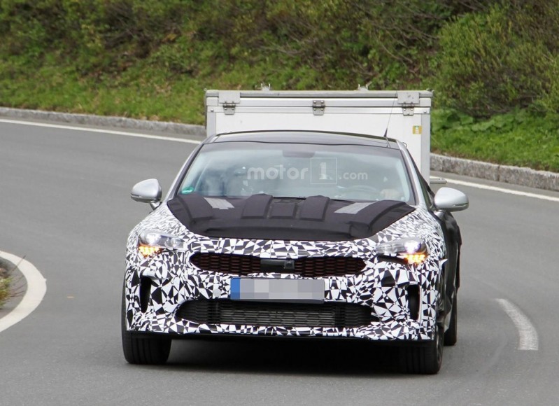 2017-kia-stinger-spy-photo (3)