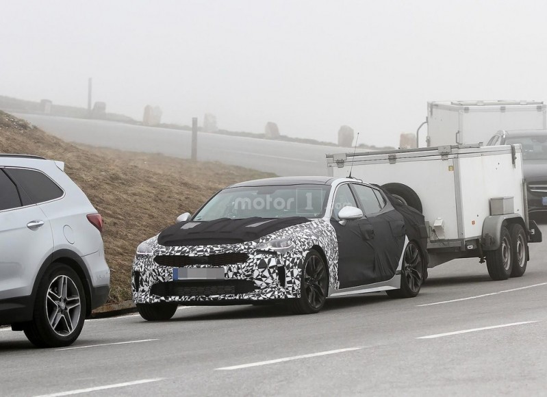 2017-kia-stinger-spy-photo (4)