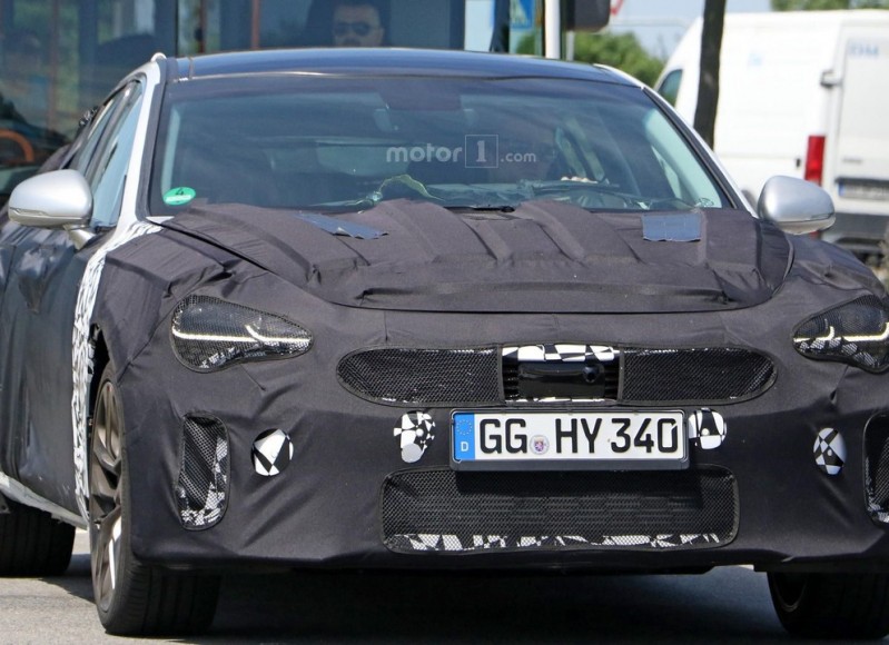 2017-kia-stinger-spy-photo (5)