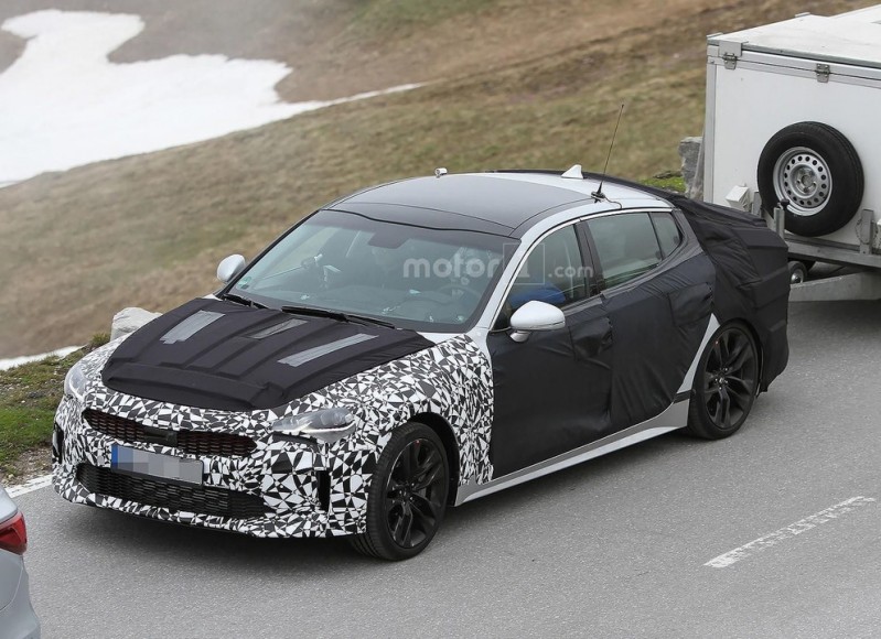 2017-kia-stinger-spy-photo