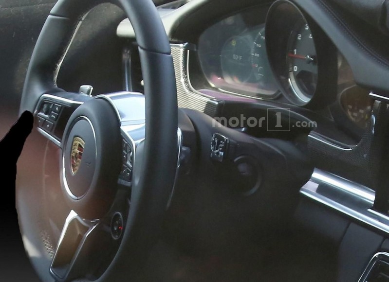 2017-porsche-panamera-interior-spy-photo (1)