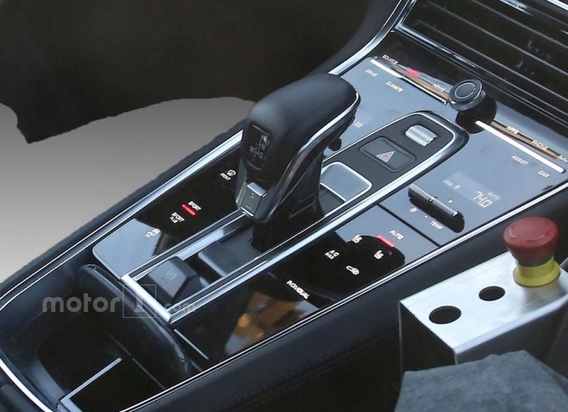 2017-porsche-panamera-interior-spy-photo