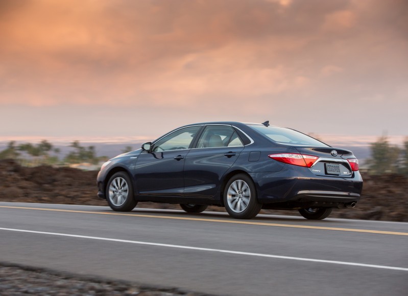 2017-toyota-camry-hybrid-11