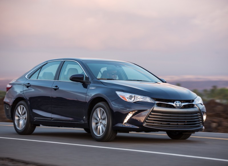 2017-toyota-camry-hybrid-12