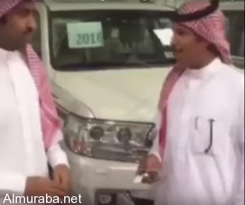 “فيديو” شاهد شاعر شعبي يتلقى سيارتي لاندكروزر بمناسبة شفائه