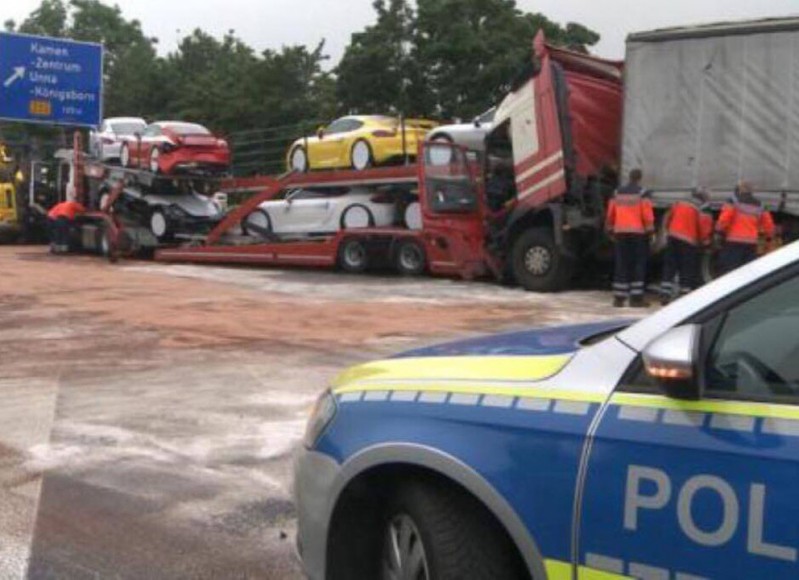 porsche-cayman-gt4-truck-accident (1)