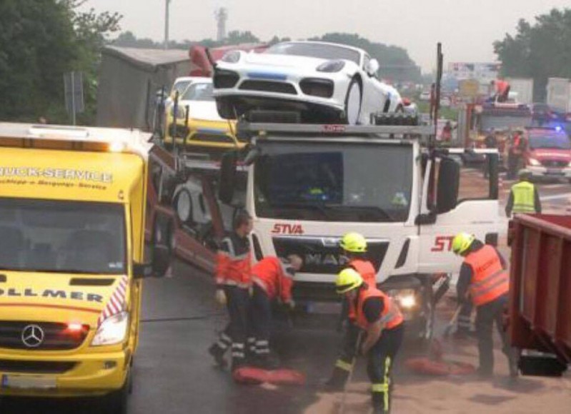 porsche-cayman-gt4-truck-accident (11)