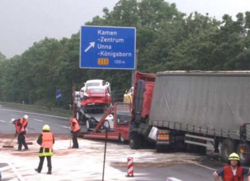 porsche-cayman-gt4-truck-accident (13)