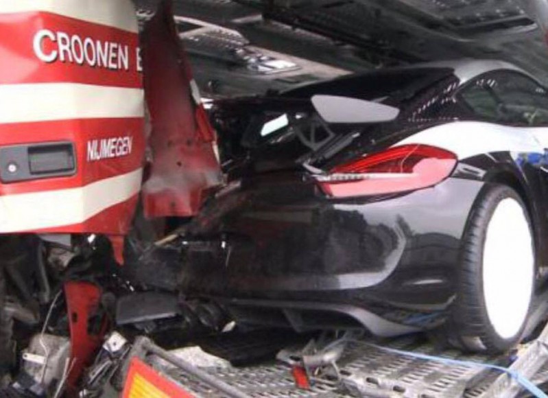 porsche-cayman-gt4-truck-accident (6)