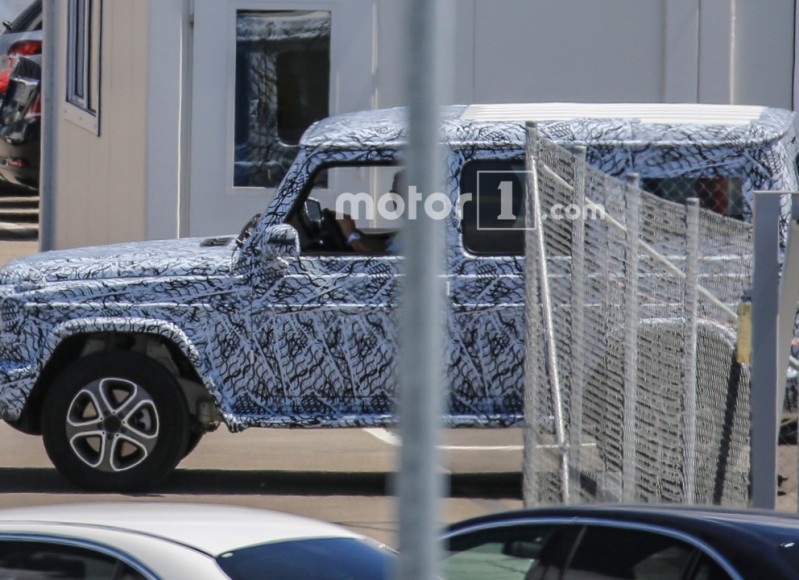 2017-mercedes-benz-g-class-spy-photo (1)