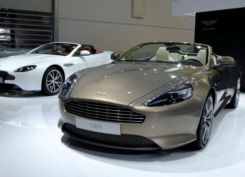 Aston-Martin-DB9-4