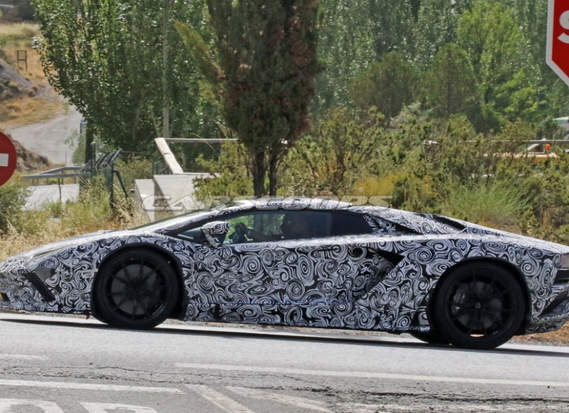 Lambo Aventador Roadster Facelift 5