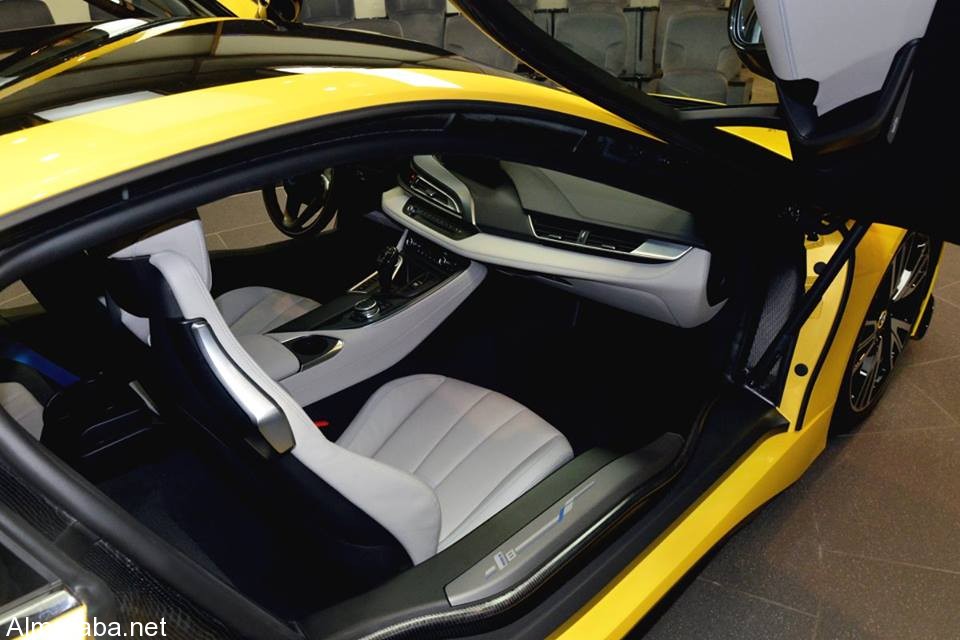 Yellow BMW i822