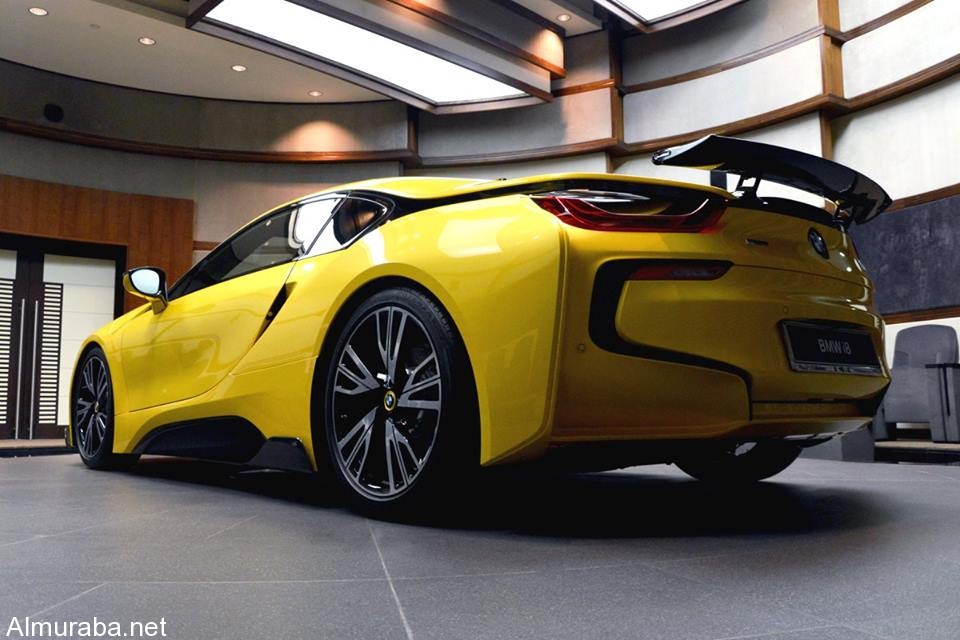 Yellow BMW i83