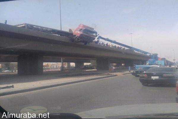 "فيديو" شاهد حادث خطير لشاحنة تجاوزت الحاجز الخرساني لأحد الجسور بالرياض 8