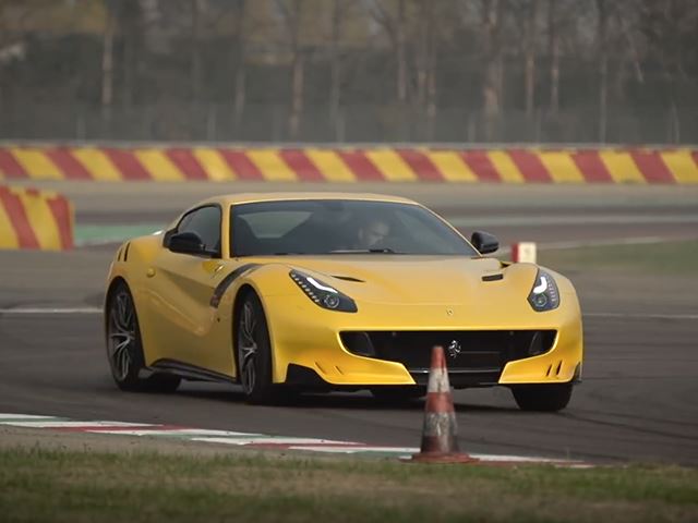 كريس هاريس يجرب “فيراري” F12tdf لاكتشاف الفوارق بينها وبين F12 القياسية Ferrari